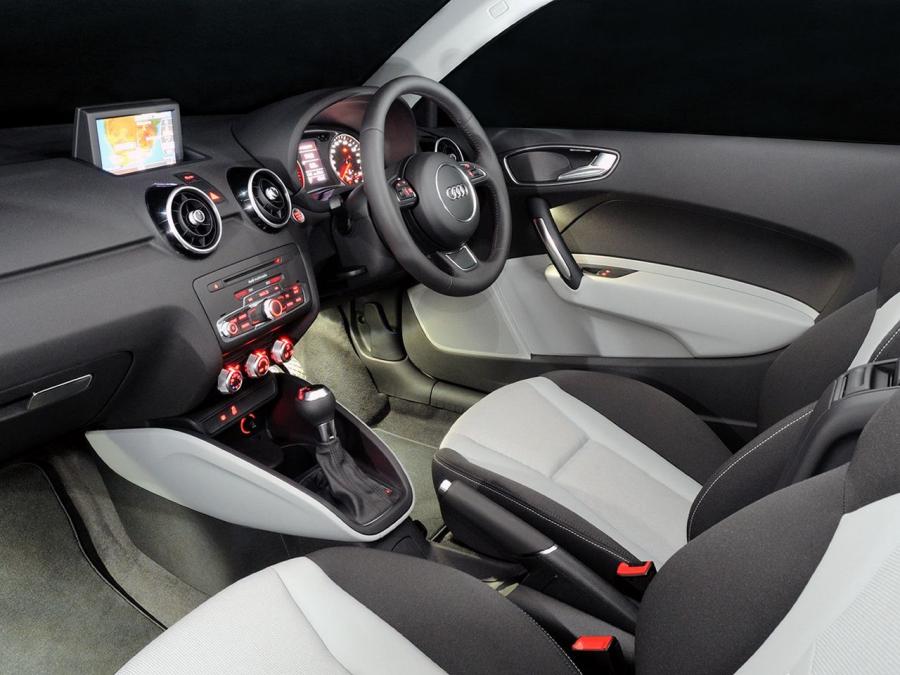 Интерьер Audi A1 TFSI S-Line 2010 года  (ZA) (фото 3 из 15)